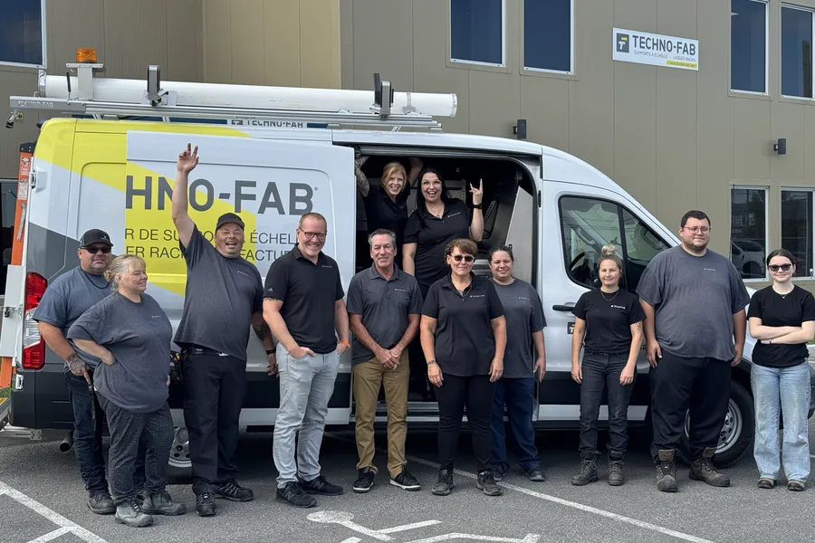 L'équipe Techno-Fab devant un fourgon équipé, à l'usine